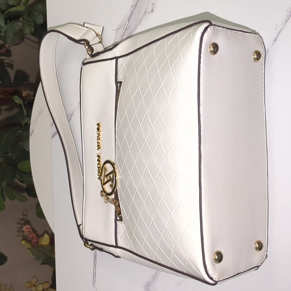 Adrienne Vittadini Handbags - Adrienne Vittadini White Shoulder Bag